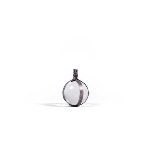 Spherical pendant with a silver crimp made of rings, forming a buckle of the top